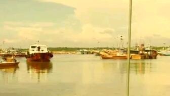 鏟車助推8200噸散貨船“遠(yuǎn)景發(fā)展”氣囊上排下水，吉水接水順利